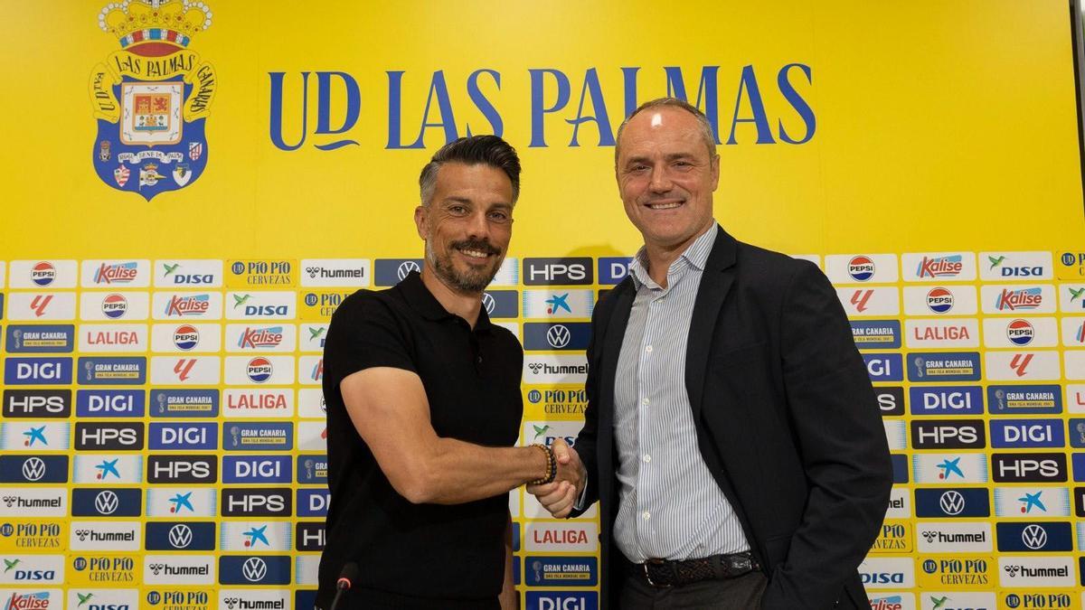 Rubén de la Barrera, junto al presidente de la UD Las Palmas, Miguel Ángel Ramírez, tras su presentación como técnico amarillo.
