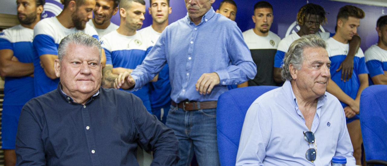 Carmelo del Pozo, entre Valentín Botella y Enrique Ortiz, en la sala de prensa