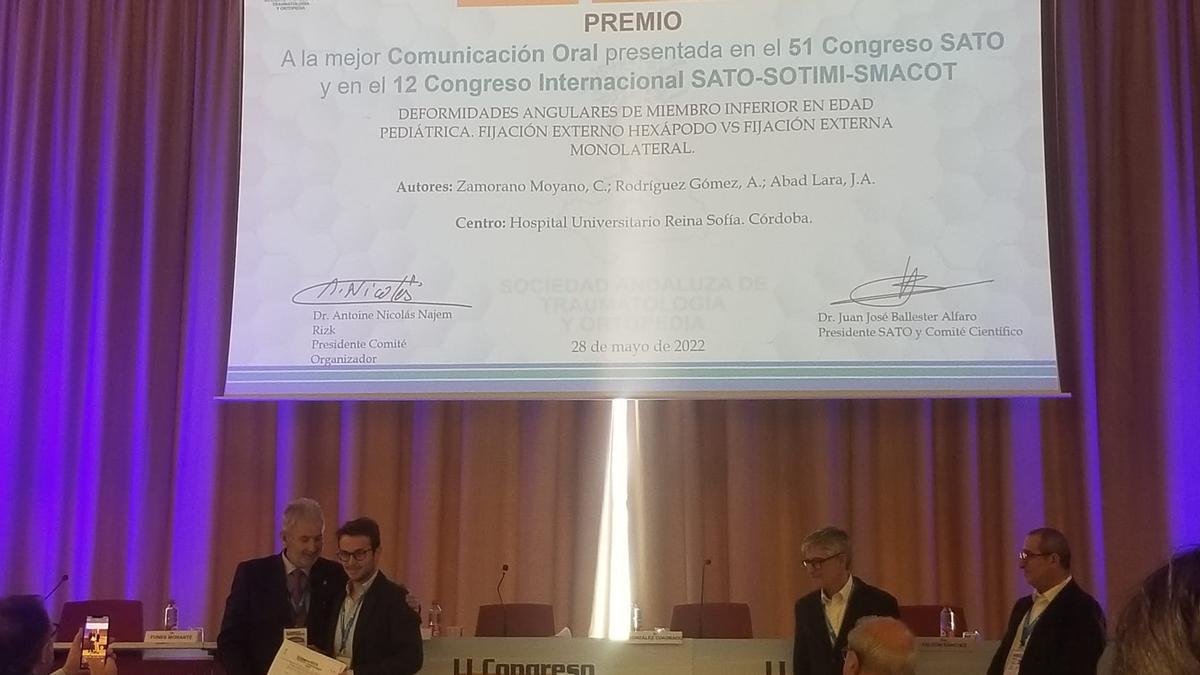 Entrega del premio a la Mejor Comunicación Oral sobre una patología pediátrica.