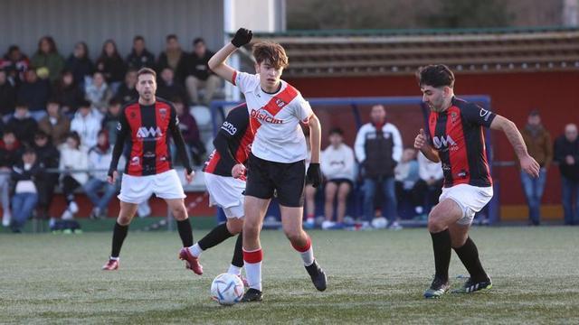 Una acción del partido jugado en la tarde de ayer en el campo de Outeiriño. |  // BERNABÉ/BÁRBARA CUÍÑA