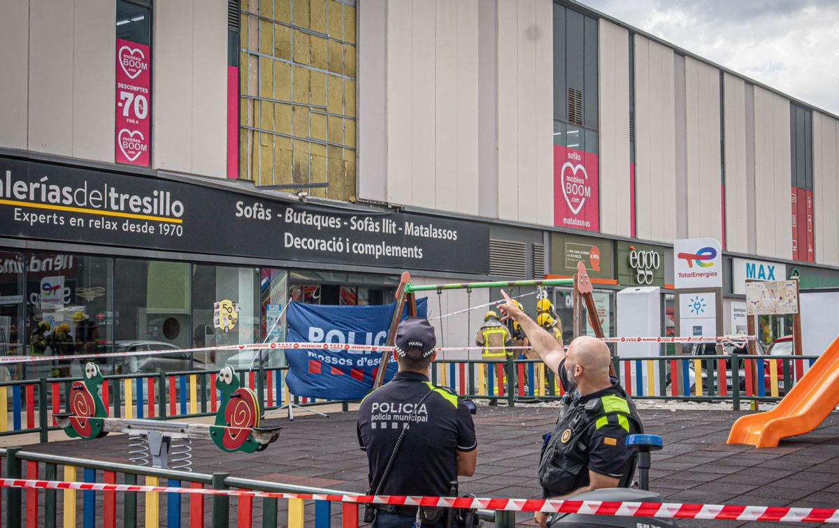 Un home mor al caure-li un tros de façana a Sabadell Un home mor al caure-li un tros de façana a Sabadell