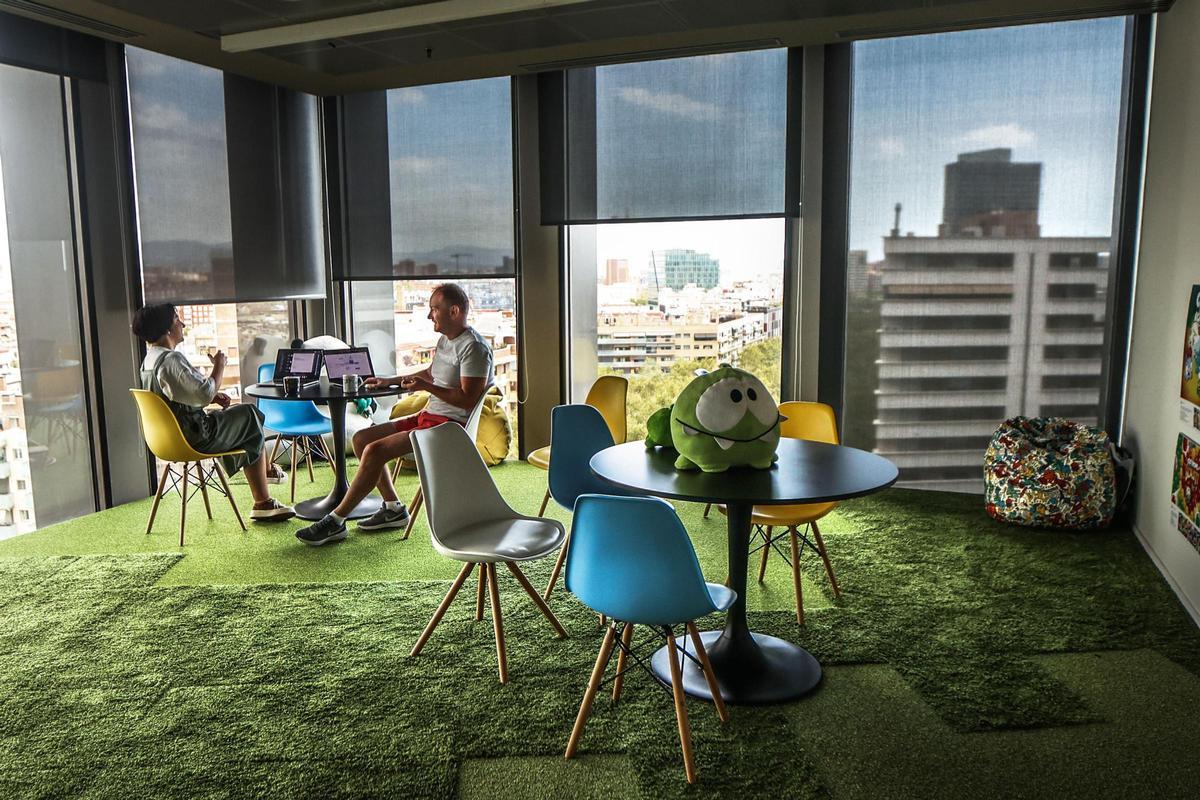 Netflix, marca Barcelona. La plataforma lanza su primer videojuego diseñado y producido en el 22@. En la imagen, la mascota verde Om Nom preside un despacho de ZeptoLab en Barcelona.