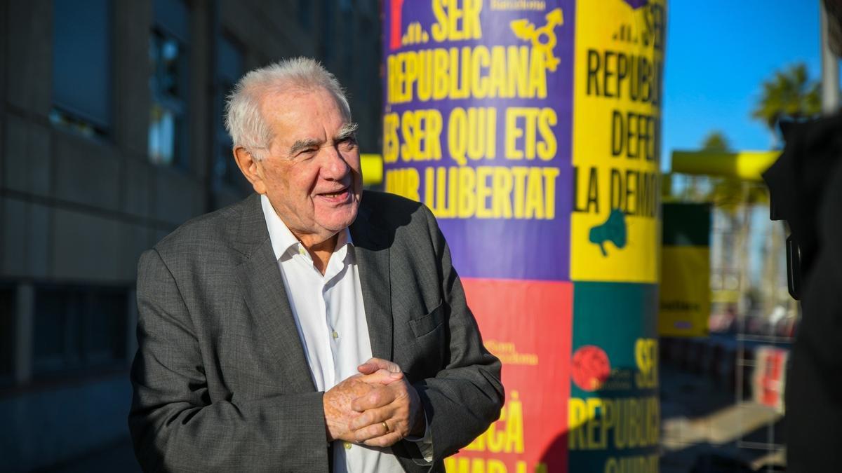 El presidente de ERC en el Ayuntamiento de Barcelona y candidato en las municipales, Ernest Maragall, inicia su precampaña enganchando carteles.