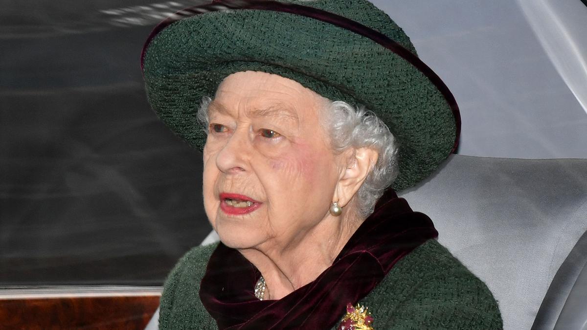 La reina Isabel II tras asistir a la misa homenaje a su difunto marido, Felipe de Edimburgo, el 29 de marzo
