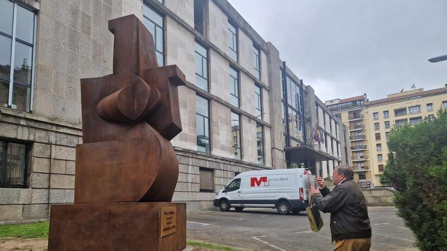 La antigua Escuela de Minas de Oviedo estrena escultura: "No está mal, pero las que había antes no estorbaban"