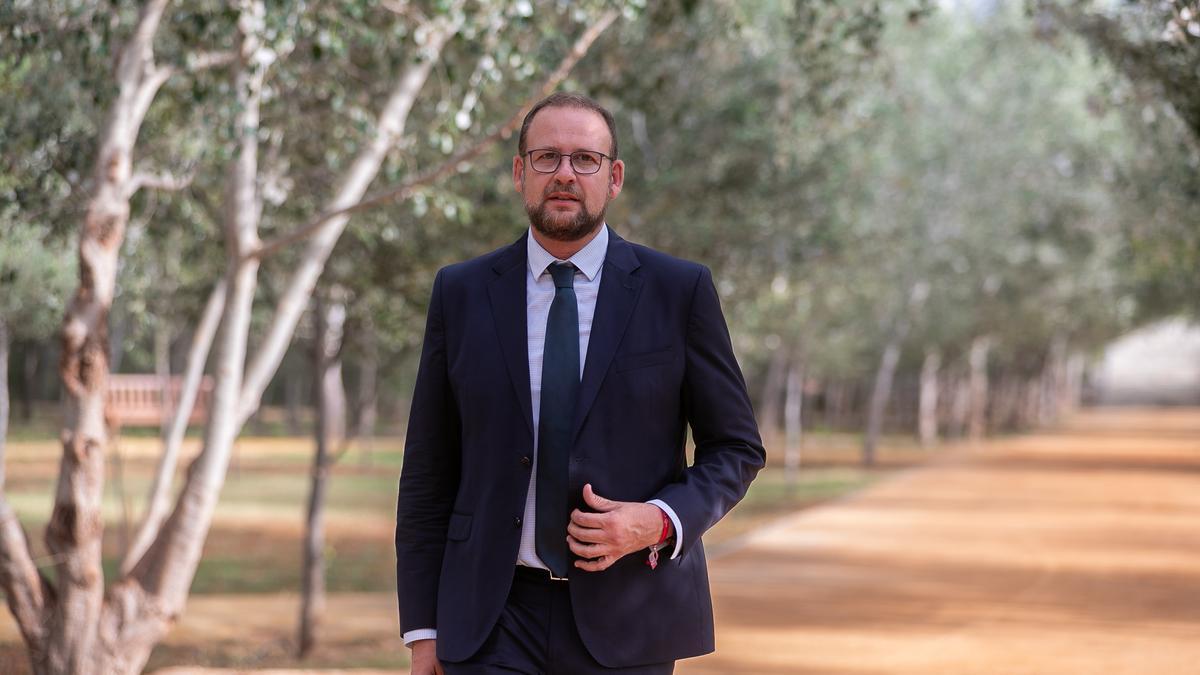 El concejal de Desarrollo Urbano José Guillén, en el jardín de La Alameda, una de las primeras actuaciones de Murcia Río.