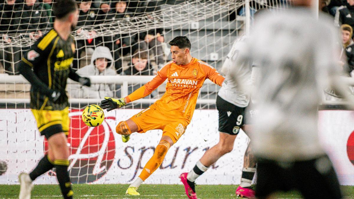 Andrada saca el balón de puerta en una jugada en Burgos.