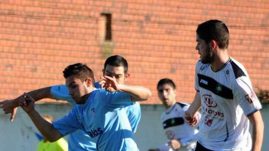 Élmer persigue a un rival durante el duelo de ayer. / iñaki abella diéguez