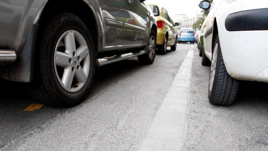 ¿Es legal parar en doble fila menos de dos minutos?