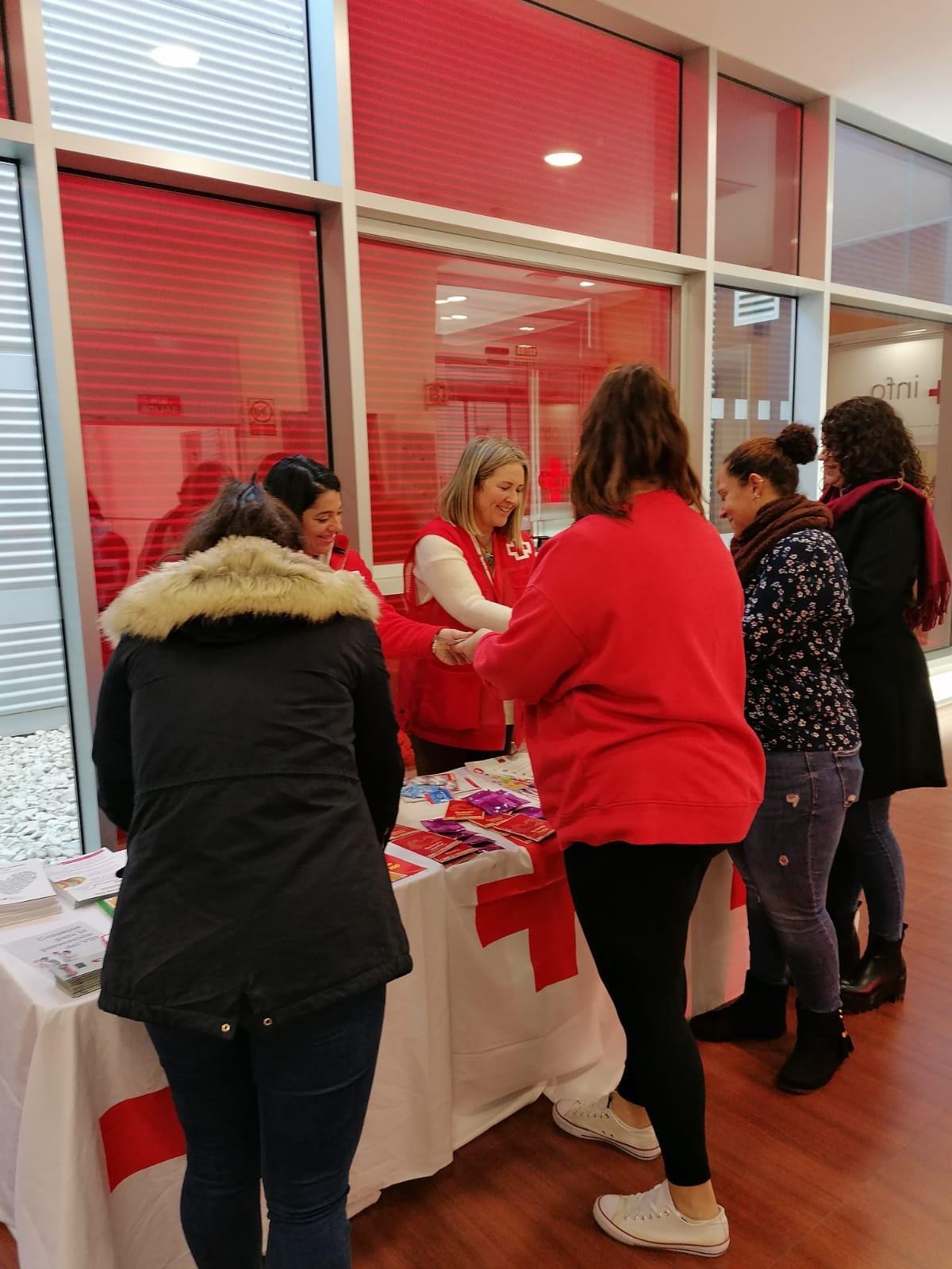 Voluntarios de Cruz Roja en una mesa con motivo del Día Mundial del Sida.