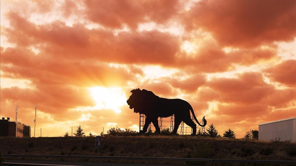 El león publicitario de Disney, como el toro de Osborne, en la M-40 de Madrid. 