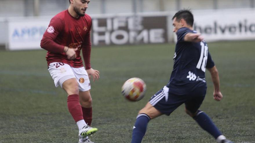 Ángel, del Estradense, lucha por el balón |  Bernabé / Ángel Abeledo