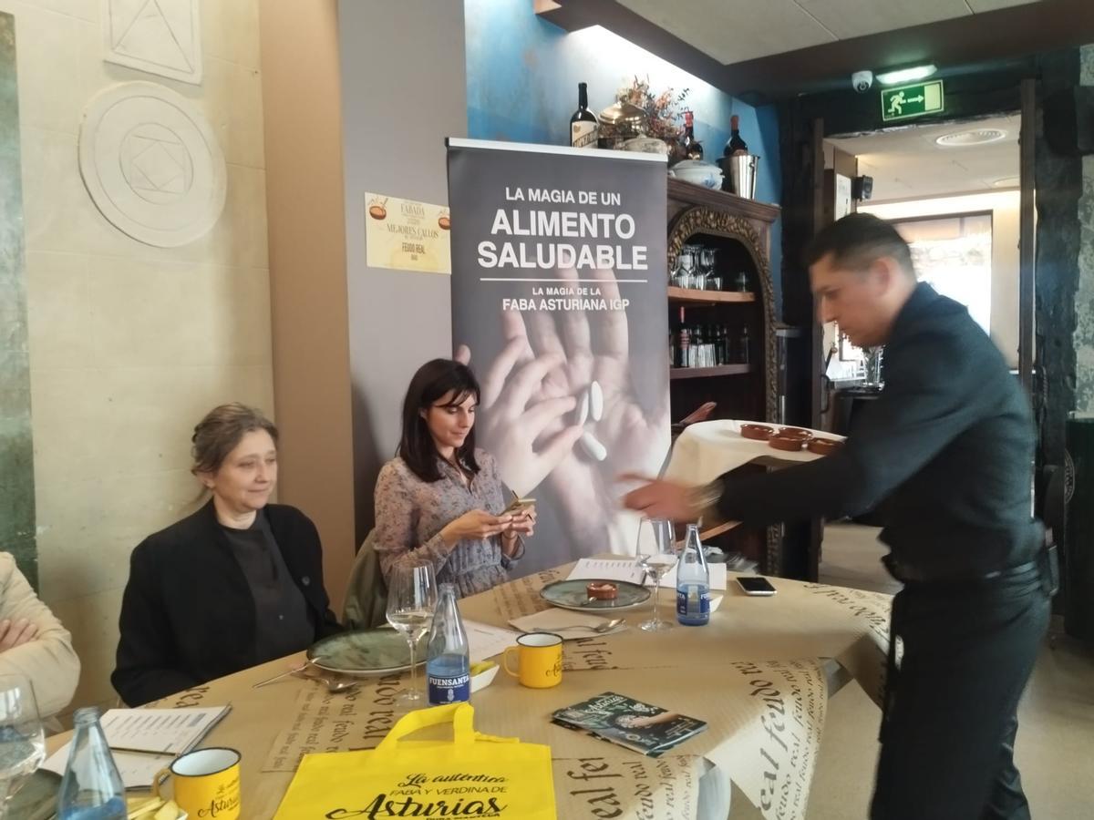La cata a ciegas para elegir la mejor Faba Asturiana IGP en Grado, en imágenes