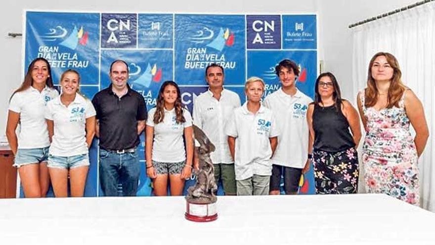 El presidente del club, patrocinadores, autoridades y regatistas posan con el trofeo.