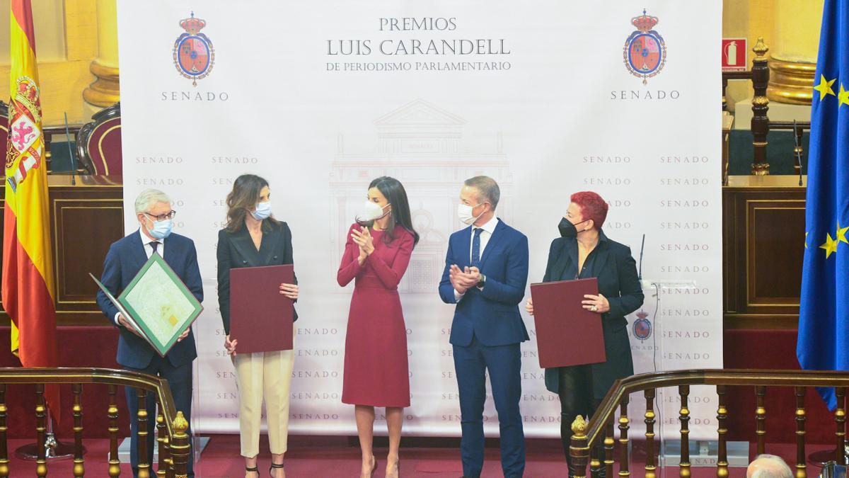 La Reina Letizia y el presidente del Senado, Ander Gil García (2d), entregan el Premio 'Luis Carandell' en la categoría de 'Territorialidad' a Joaquín Anastasio González, Loreto Gutiérrez Prats y a Silvia Mascareño Díaz.
