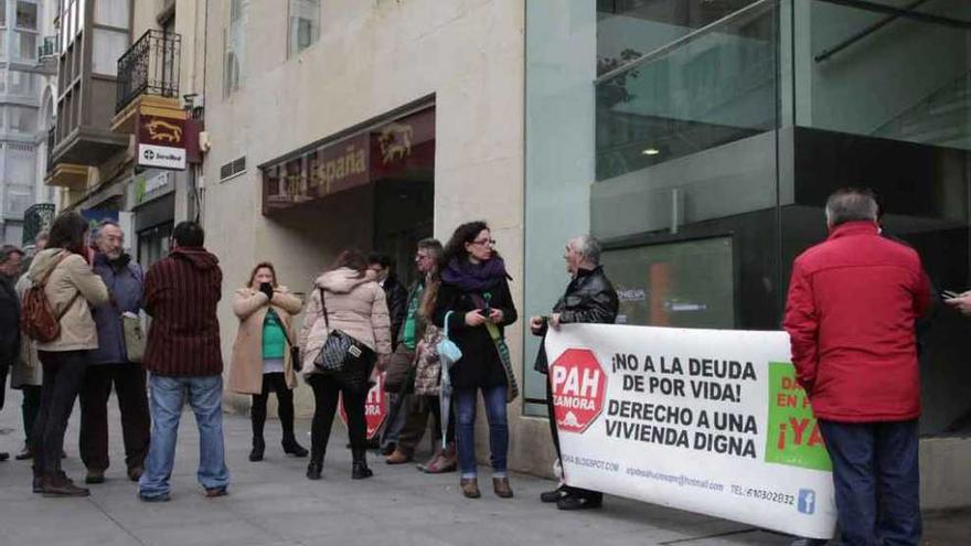 La PAH se concentra en Caja España para exigir &quot;soluciones rápidas contra los desahucios&quot;