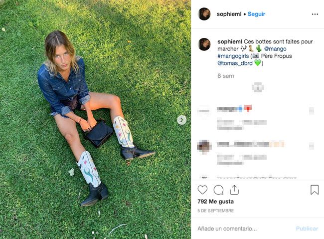 La 'influencer' Sofia de Moser lleva un 'total look' de Mango con las botas 'cowboy' con flores