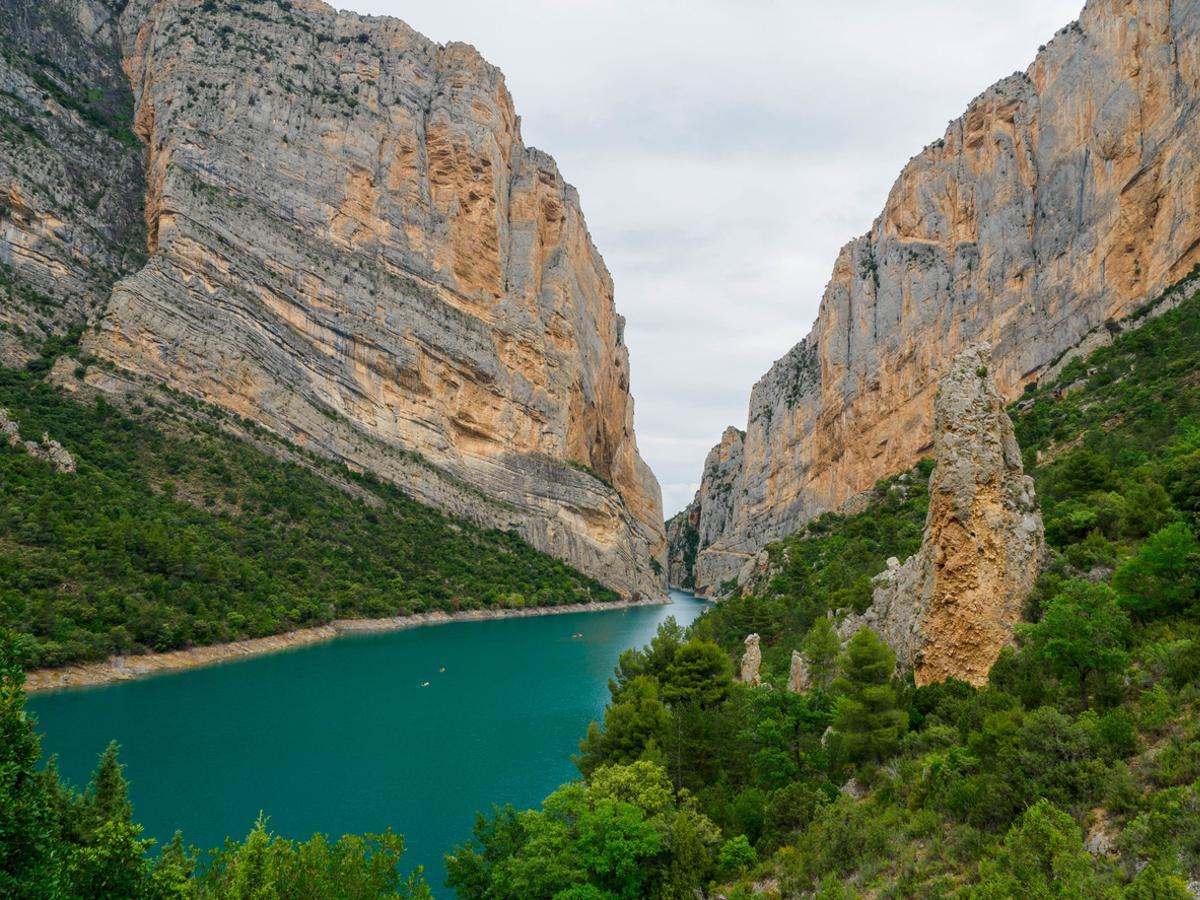 Un paisaje que dibuja una enorme grieta de más de 300 metros de caída vertical.