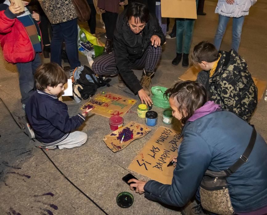 Centenars de persones surten al carrer el 8M