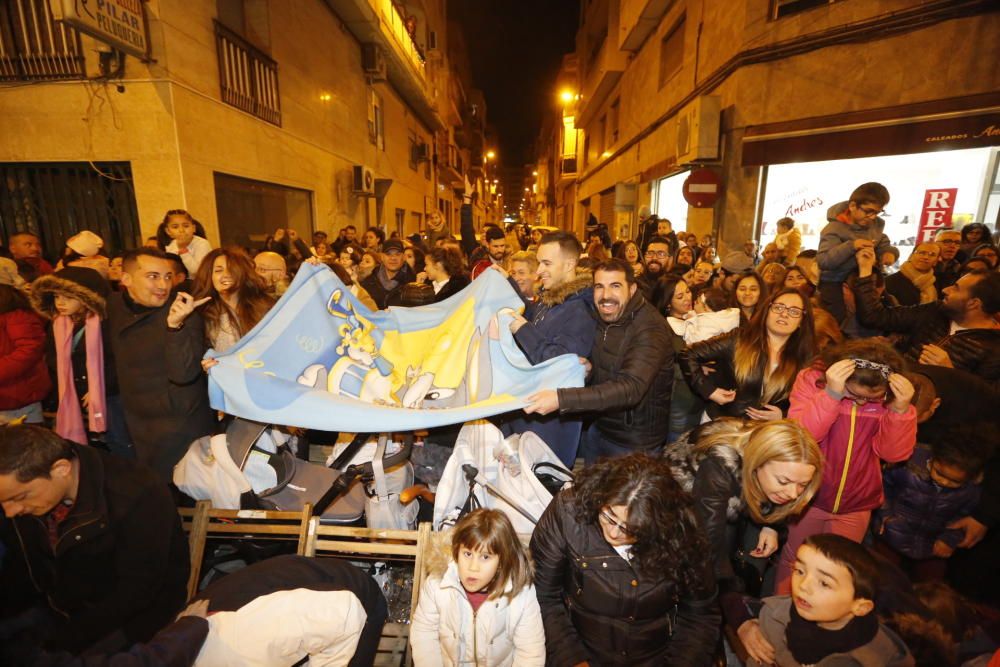 La cabalgata de los Reyes Magos en Elche ha recorrido el centro de la ciudad con 13 carrozas y más de 600 personas