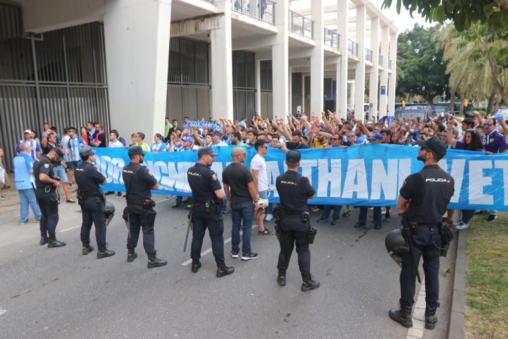 En torno a trescientos seguidores del equipo marchan desde la plaza de la Constitución hasta La Rosaleda portando la pancarta 'Por dignidad, Al Thani vete ya' y lanzando consignas contra el jeque y los jugadores y en favor del club