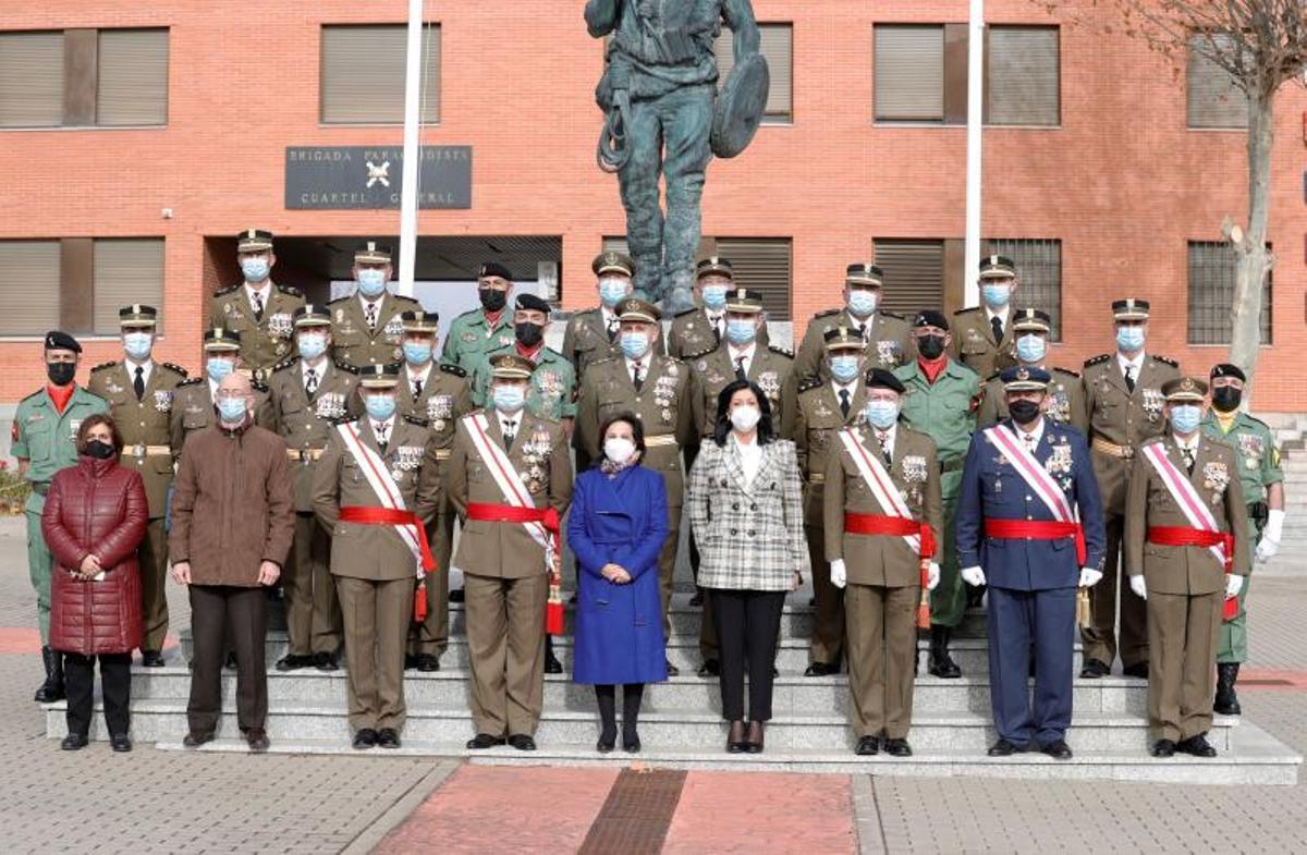 La ministra de Defensa, Margarita Robles, durante una vista a la Brigada Almogávares VI de paracaidistas en Paracuellos (Madrid), en diciembre de 2021.