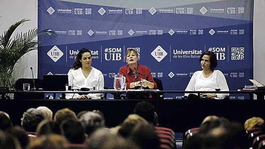 Azucena Hernández, Carmen Borrás y Joana María Solano, ayer en la UIB.