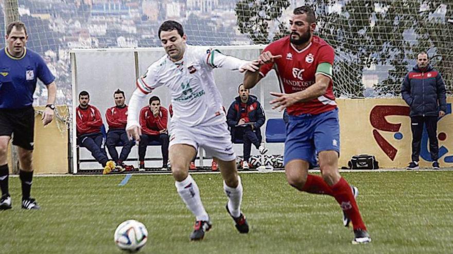 Moi persigue a un futbolista rival en un partido anterior del Domaio. // Santos Álvarez