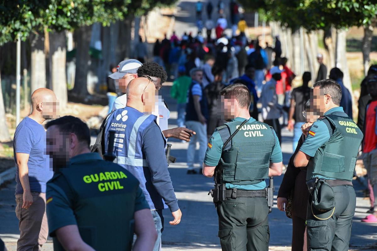Concentración de malienses en el acceso al antiguo seminario de Maristas de Guardamar donde impedían el paso de trabajadores para reclamar la aceleración de su regularización