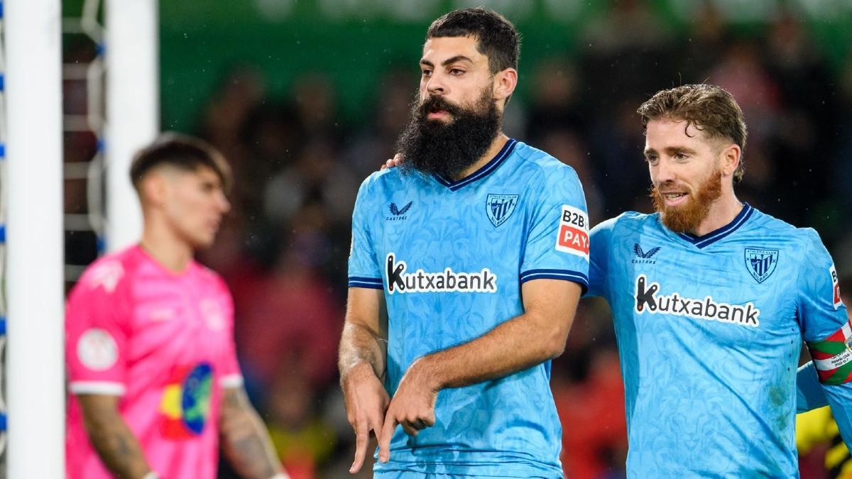 Asier Villalibre celebra uno de sus goles ante el Cayón