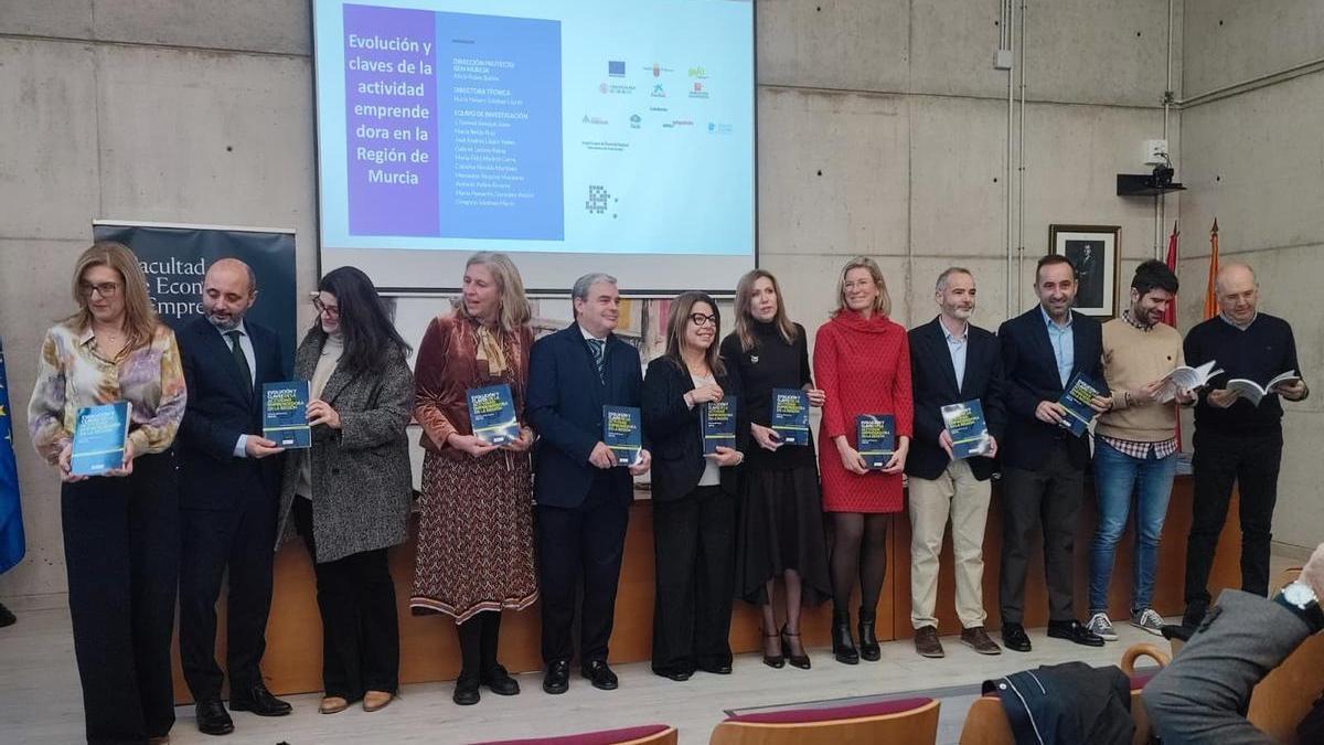 Autores del estudio y autoridades presentes en la presentación del Informe GEM 2024-2025, este miércoles en la UMU.