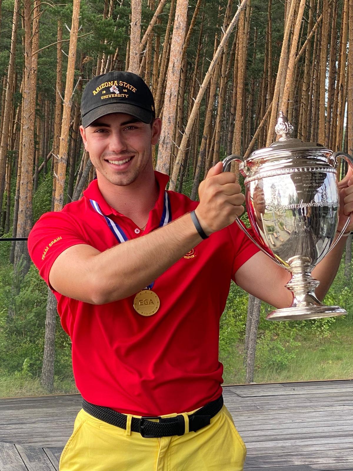 El castellonense Josele Ballester levantando el campeonato de Europa.