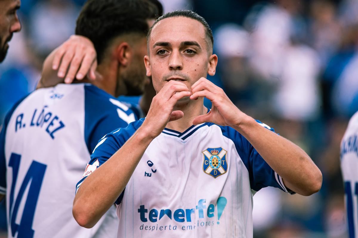 Luismi Cruz celebrando un gol con el CD Tenerife