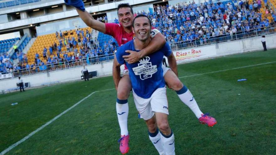 Cervero y Esteban celebran el ascenso.