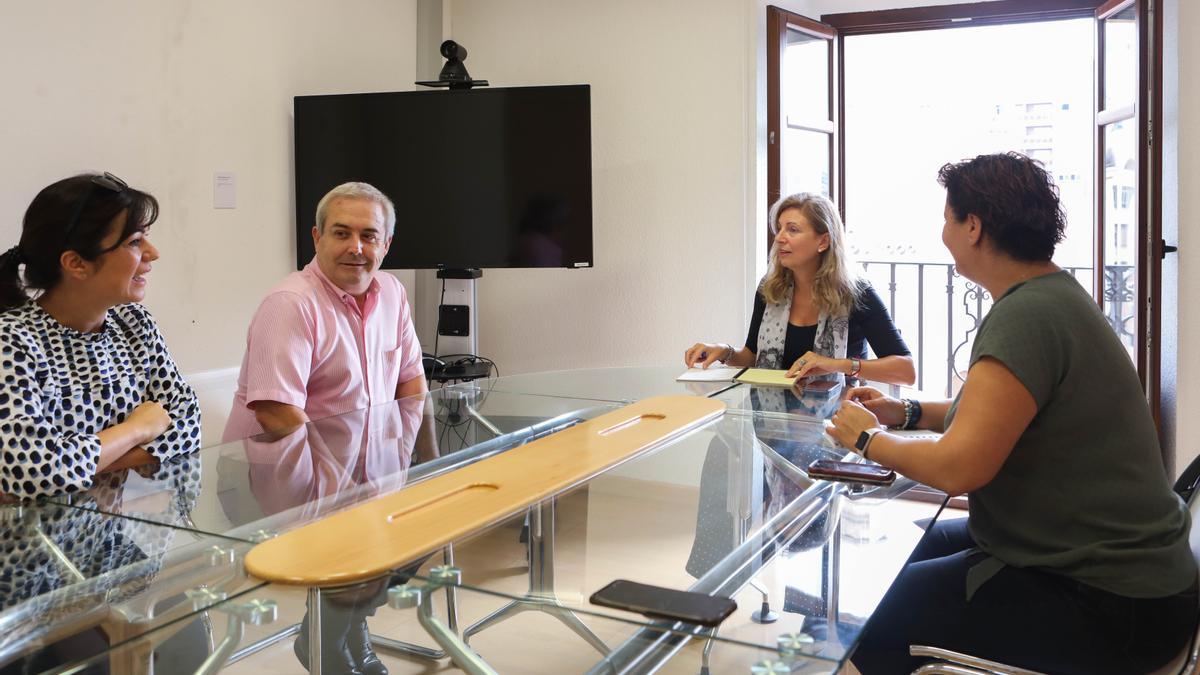 La alcaldesa Amparo Marco y la concejala Patricia Puerta, en una reunión con la asociación de parkinson.