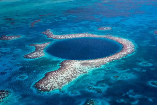 Una maravilla natural oculta en el Mar Caribe: el nuevo “Blue Hole” descubierto en el Caribe mexicano