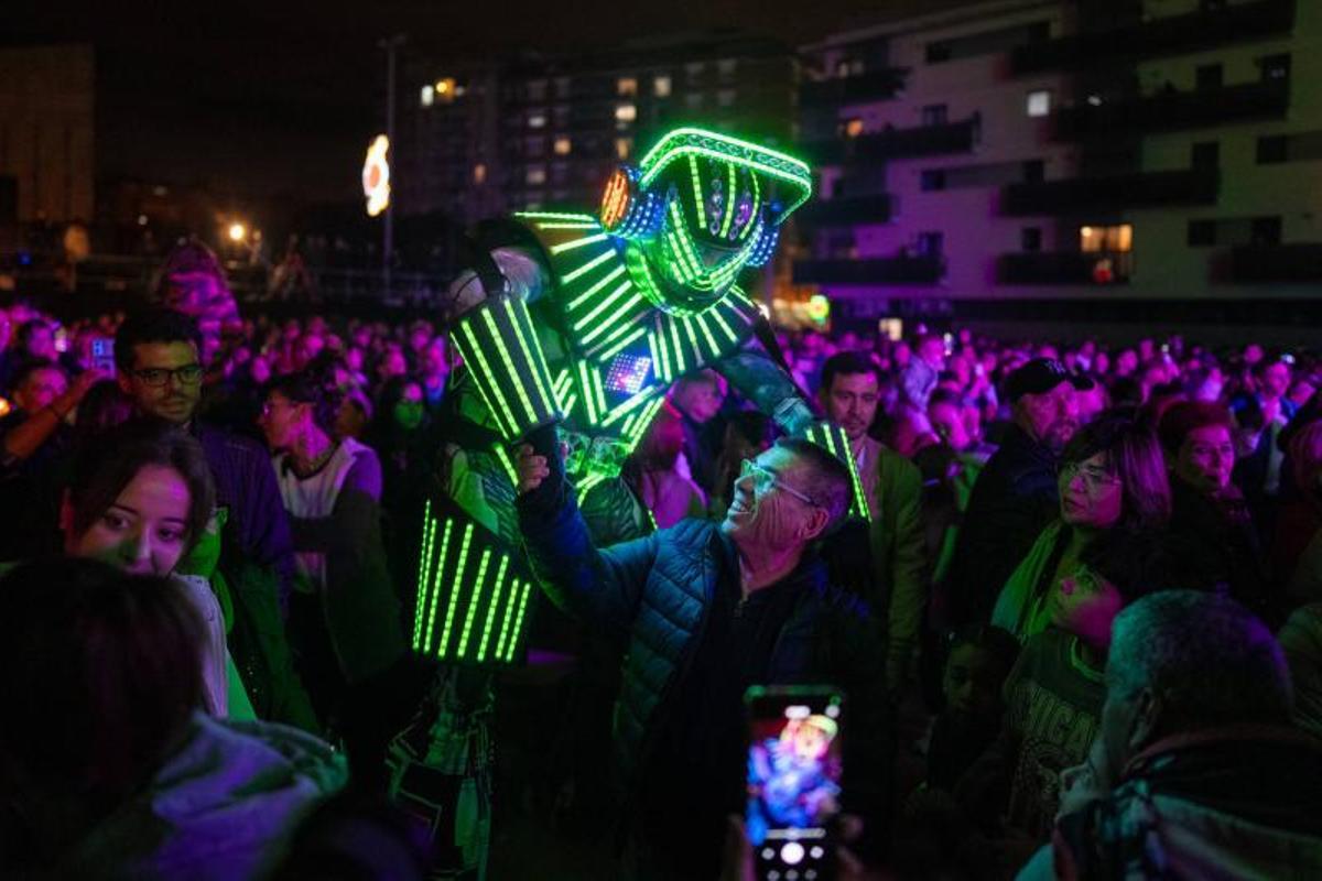 FOTOS| Badalona inaugura su árbol metálico de 42 metros