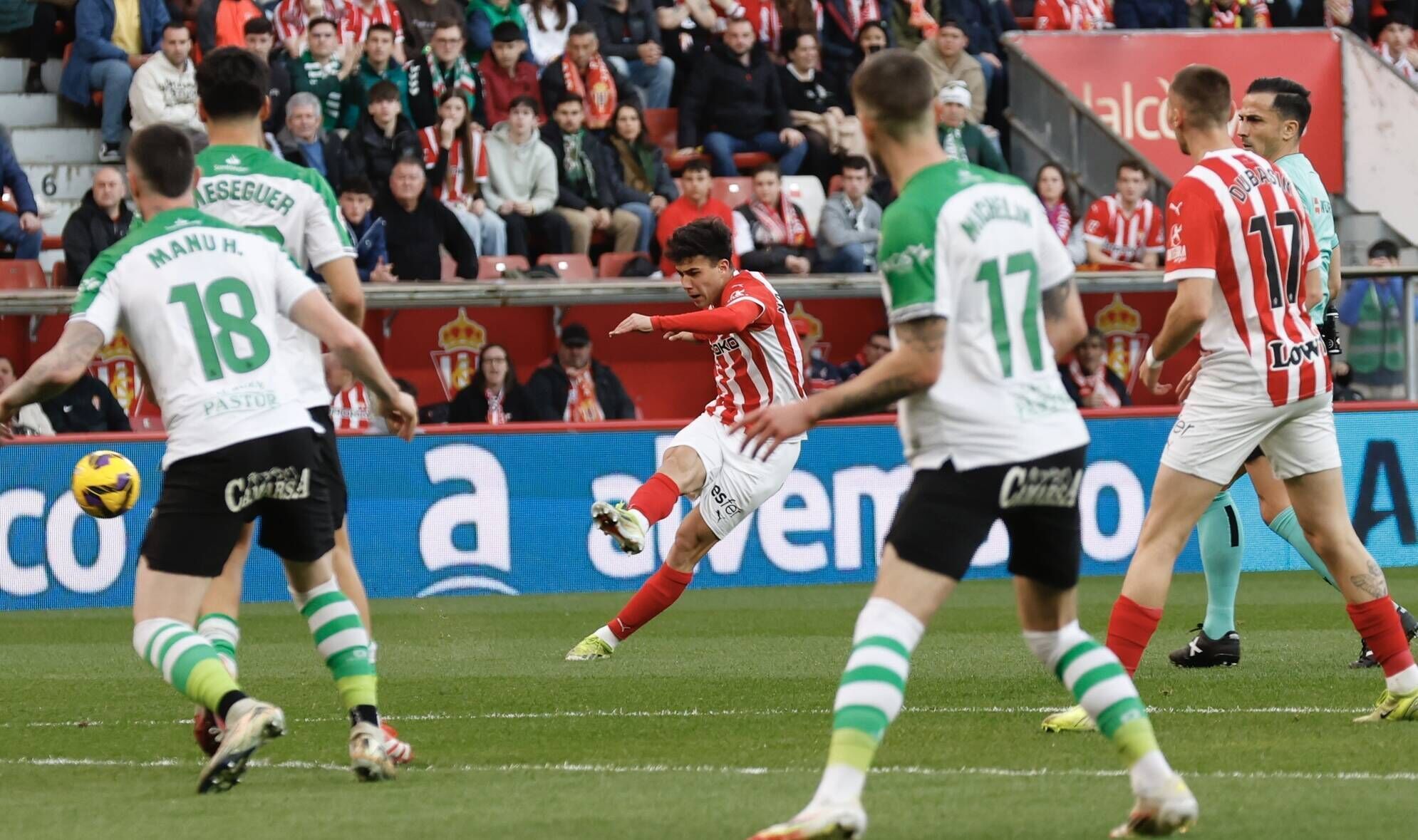 EN IMÁGENES: Ambientazo en el Sporting-Racing de Santander disputado en El Molinón