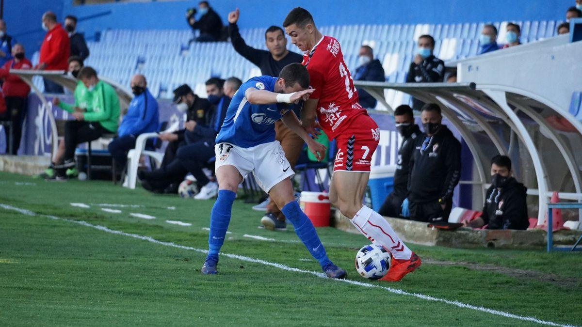 Adrián Fuentes, con el Murcia ante el Linares.