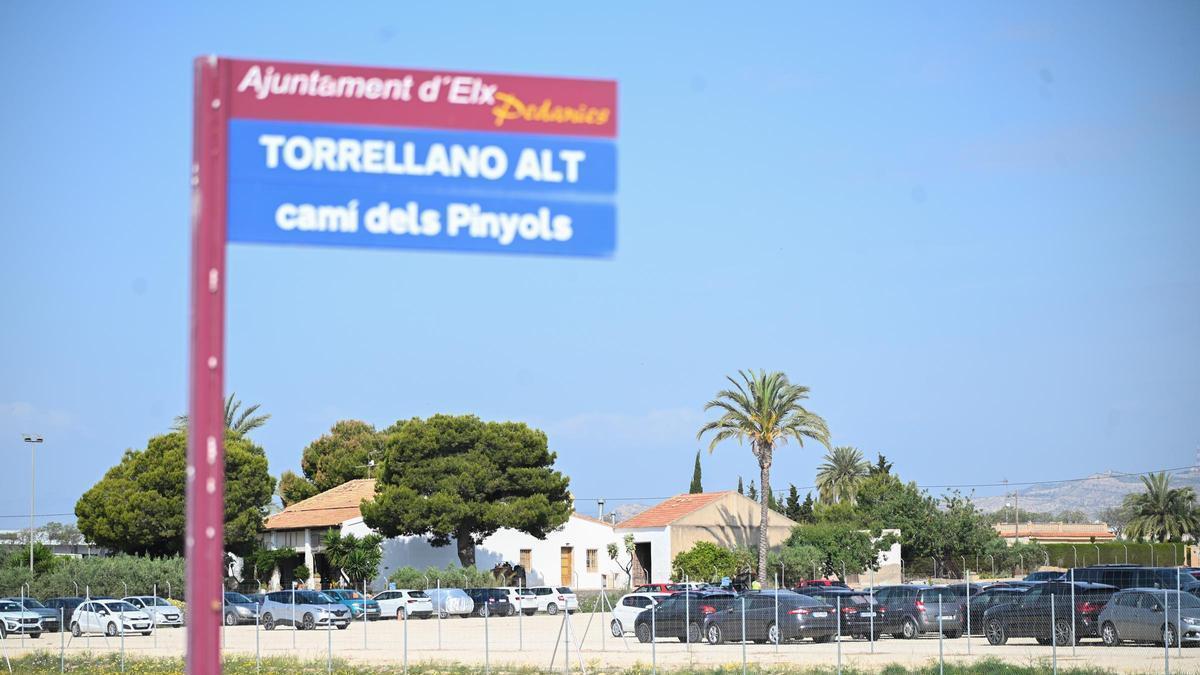 Vecinos denuncian la apertura de nuevas campas de aparcamiento para el aeropuerto junto al casco urbano de Torrellano