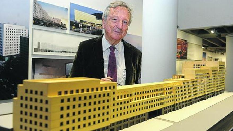 El arquitecto Rafael Moneo, en la exposición sobre su obra que muestra la Fundación Barrié. / víctor echave