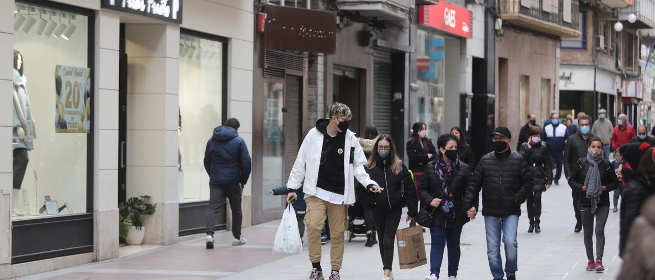 Ilicitanos pasean por la Corredora peatonal.