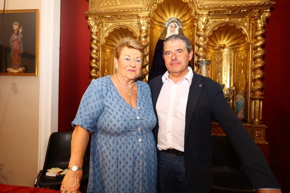 Olga Caballero (i) y Manuel Murillo (d), este martes, en las elecciones a la Agrupación de Cofradías de Córdoba.