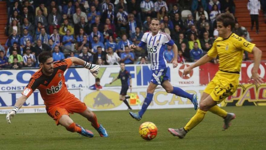 Pablo Hervías, a la derecha, trata de llegar al balón en el partido ante la Ponferradina.