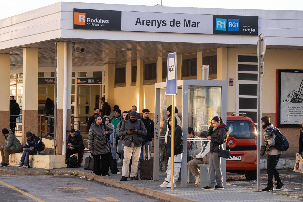 Pasajeros esperan en la estación de autobuses de la estación de Rodalies de Arenys de Mar, que conecta con Blanes