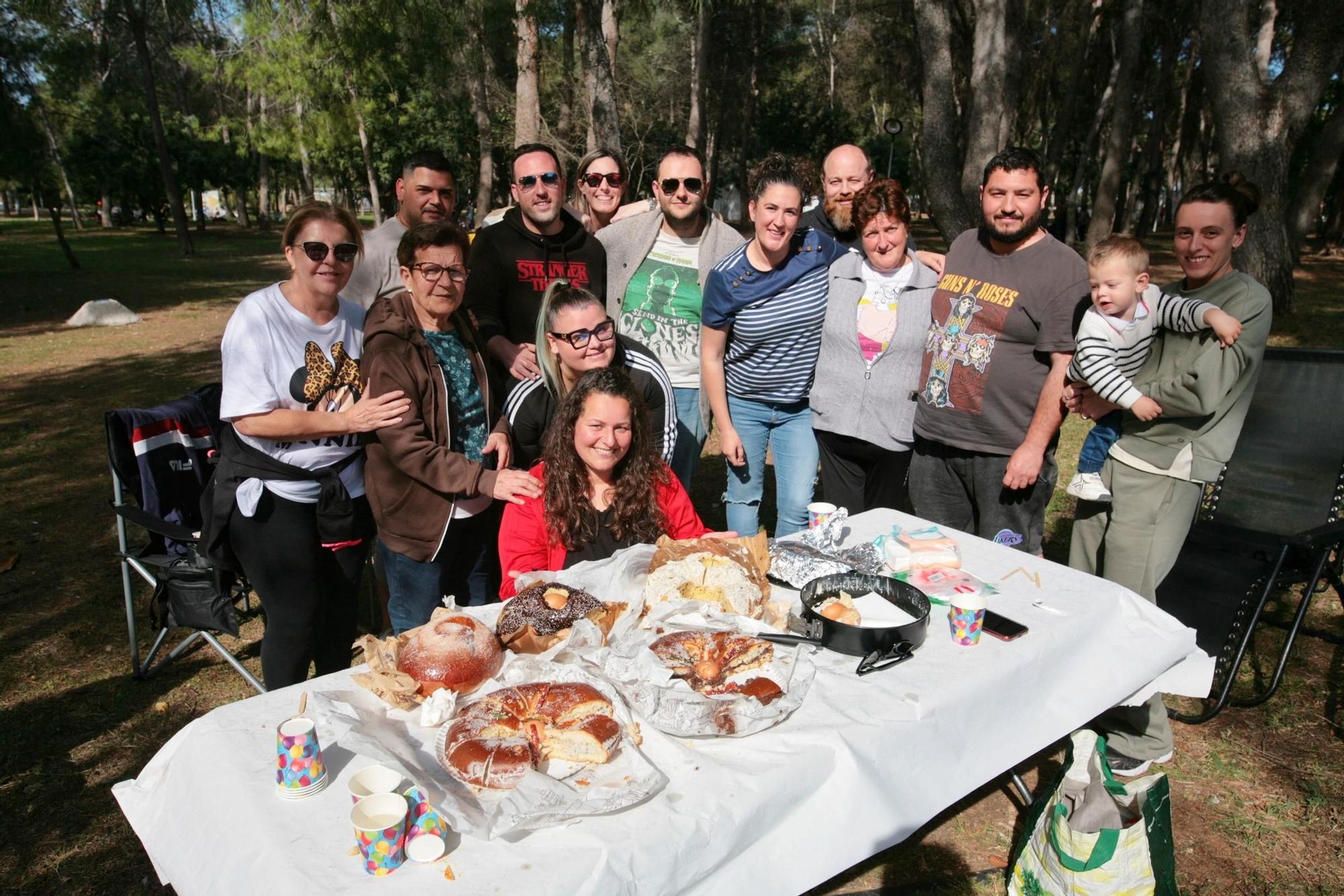 Familias y grupos de amigos de Vila-real comen la mona de Pascua en el Termet