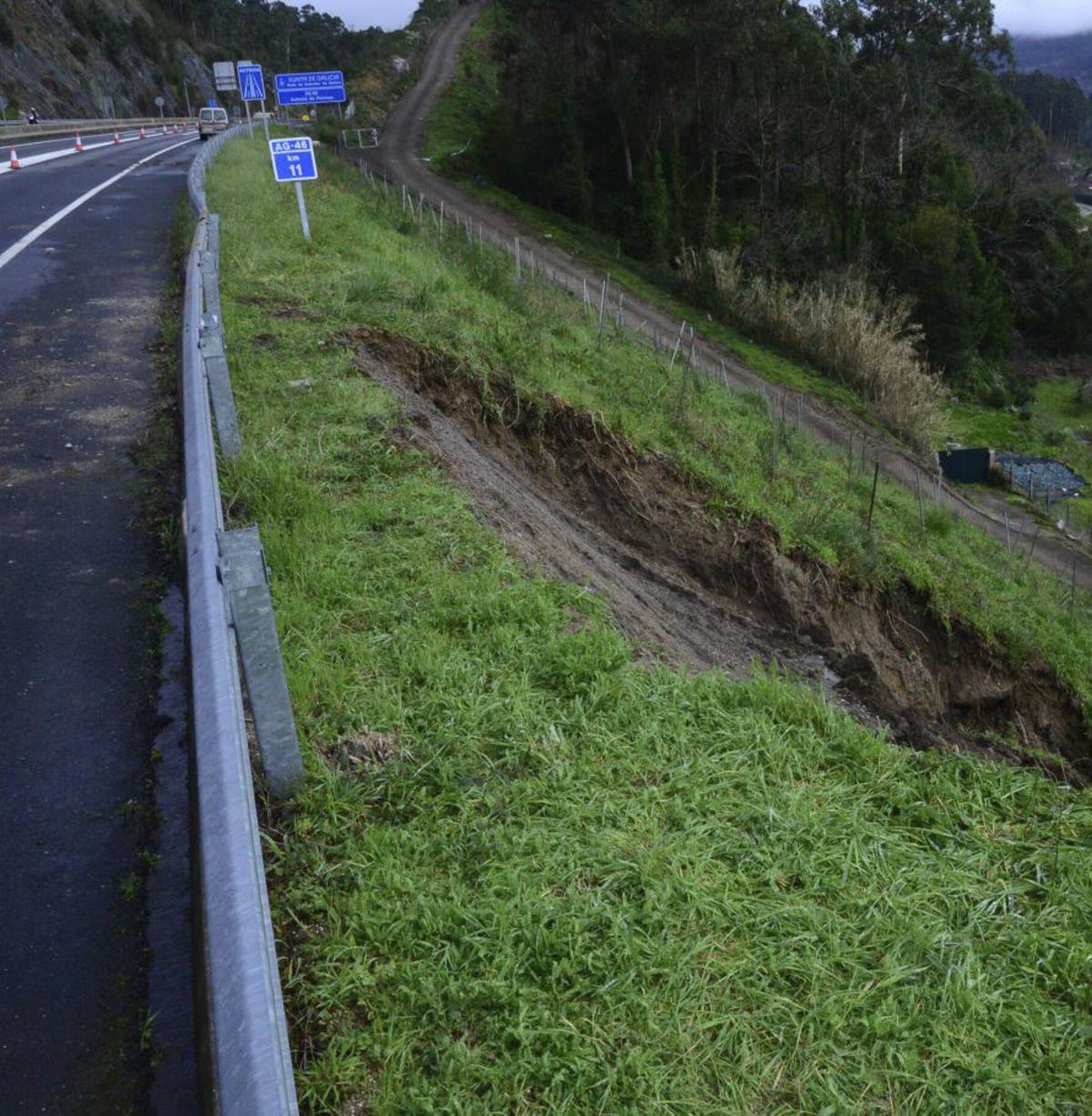 La lluvia ralentiza los trabajos en el derrumbe de la autovía en A Xalde | GONZALO NÚÑEZ
