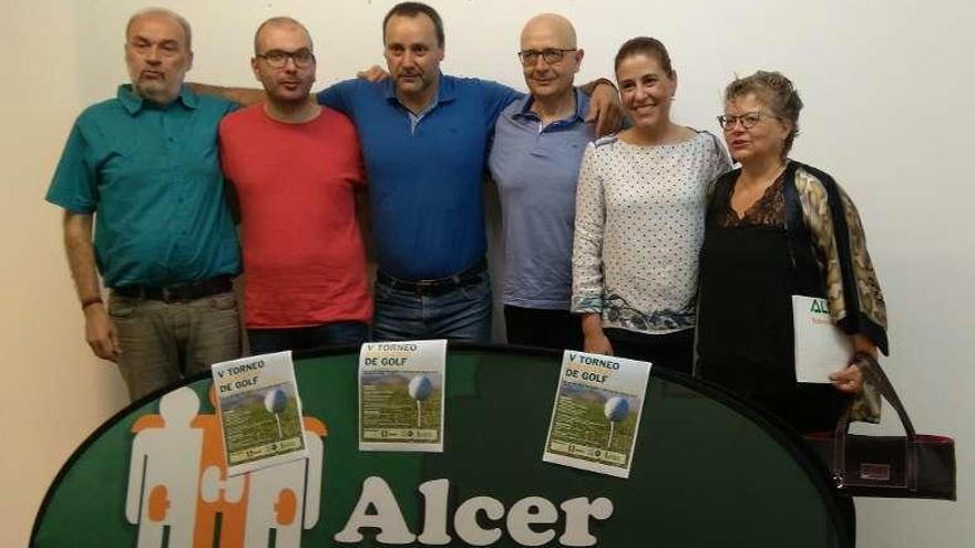 Carlos Iglesias (cuarto por la izquierda) con representantes de Alcer y Cogami.