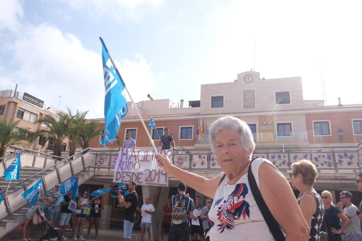 Protesta de la plantilla de la Policía Local de Guardamar para pedir al alcalde soluciones a sus problemas laborales