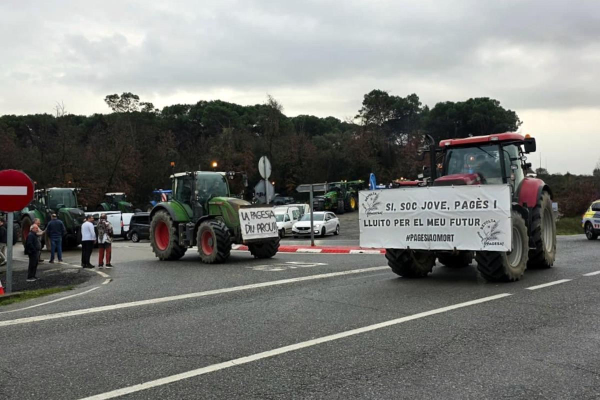 Els pagesos es manifesten a l'Eix per protestar contra la gestió de la fauna cinegètica